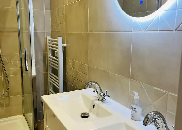 6 Pers A 15 Minutes D Angers * Corné